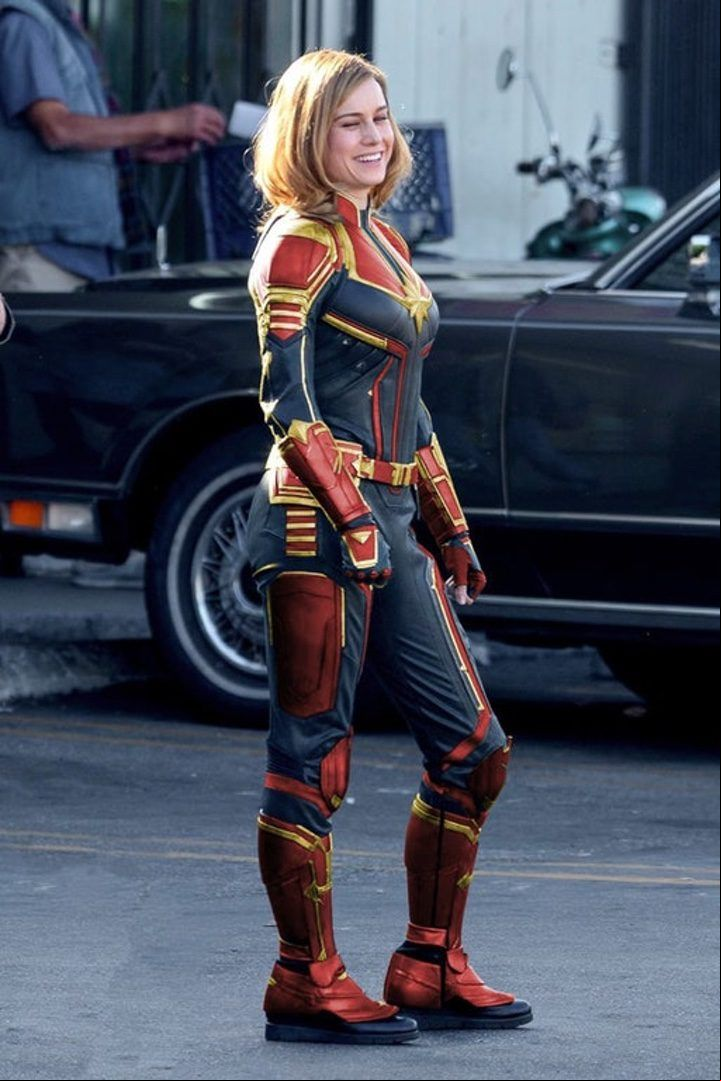 Captain Marvel traje tipico con colores rojo azul y dorado